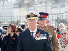 Almirante ‘falso’ com medalha ‘duvidosa’ irrita veteranos quando ele chega para depositar coroas de flores na cerimônia do Domingo de Memória