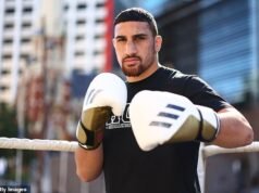 A estrela do boxe australiano prestou homenagem ao seu ex-treinador que morreu repentinamente após uma sessão de ginástica