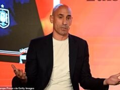 Momento chocante em que o ex-chefe do futebol espanhol Luis Rubiales foi atingido por um EGGS por um manifestante no lançamento de seu novo livro, enquanto relatos afirmam que o agressor era um parente