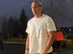 A estrela dos Patriots, Mack Hollins, presta uma homenagem sutil a Marshawn Kneeland com roupa de chegada