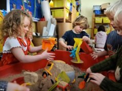 A saga da areia de amianto se aprofunda à medida que mais de uma dúzia de escolas fecham por medo de que as crianças possam ser expostas a fibras mortais