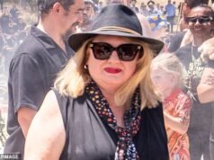 A ministra das mulheres de Victoria afirma que foi empurrada por jogadores de futebol enquanto trabalhava como garçonete