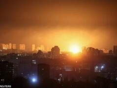 Putin lançou fogo sobre Kiev nos maiores ataques com mísseis e drones em meses, visando centros de energia e áreas residenciais.