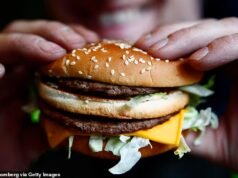 Homem de 22 anos luta pela vida após engolir hambúrguer inteiro ‘de brincadeira’