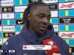 Torcedores do Arsenal indignados com o questionamento do entrevistador da ITV a Ebereci Ezekiel sobre o gol impressionante contra a Sérvia