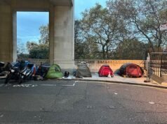 ‘Tent Village’ com 30 pessoas que dormem mal ergue-se na famosa rua de Londres repleta de teatros do West End e do Savoy Hotel, que custa £ 800 por noite