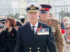 Almirante ‘falso’ que ‘foi o centro das atenções no evento do Domingo da Memória usando uma medalha falsa’ preso