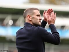 Por dentro do renascimento de Jack Wilshere em Luton Town: como o ex-Arsenal está conquistando jogadores com trabalho duro e WhatsApp noturno, o papel especial que ele dá à estrela lesionada e sua resposta a abusos horríveis que comprovam sua inteligência emocional