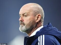 O técnico Steve Clarke está a apenas dois jogos de entrar no panteão dos grandes nomes da Escócia