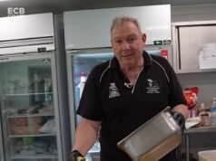 O chef australiano está alimentando o time inglês de críquete em sua longa turnê pelo The Ashes