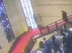 Momento trágico O político da Sardenha tropeça de cabeça em um vitral de valor inestimável e cai