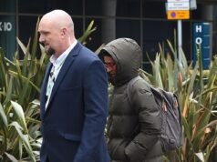 Naga Munchetti parece tensa ao sair do café da manhã da BBC com o segurança enquanto enfrenta uma investigação formal sobre tumultos