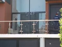 Surgiram imagens chocantes do momento ‘imprudente’ em que uma casa foi aberta contra fogo com uma metralhadora