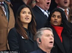 Emma Radukanu e Simone Ashley, de Bridgerton, parecem desconfortáveis enquanto torcem pelos heróis do rugby da Inglaterra contra a Nova Zelândia, em Twickenham