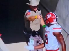 O xerife do Texas foi flagrado ao vivo na TV dando um soco furioso em uma estrela do futebol da Carolina do Sul após o touchdown