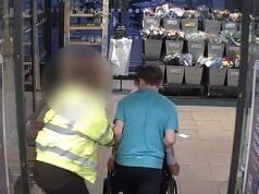 Um ladrão de lojas fingindo ser cadeirante pulou da cadeira para pular em um segurança e foi condenado a três anos de prisão.