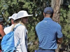 Pais orgulhosos de Tiger Woods e ex-esposa Elin Nordegren assistem ao filho Charlie vencer um importante torneio de golfe