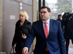 A principal atualização foi enviada depois que a advogada de Bruce Lehrman, Zali Burroughs, o defendeu no tribunal após divulgar a maldita mensagem de voz.