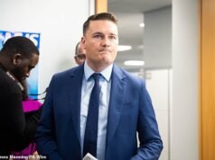 O assessor-chefe do primeiro-ministro, Morgan McSweeney, e o secretário de Saúde, Wes Streeting, em uma ‘disputa de gritos’ durante briefing vermelho contra vermelho