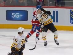 Momento assustador, estrela do Defenseless Bruins, Charlie McAvoy, é atingido no rosto por um disco voador