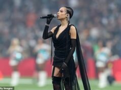 Fãs chateados da NFL acusam cantora de se vestir de ‘stripper’ por execução ‘desrespeitosa’ do hino nacional dos EUA no jogo de Madrid