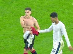 Jude Bellingham recebe tratamento de meme ao trocar de camisa com um jogador da Albânia no intervalo das eliminatórias da Inglaterra para a Copa do Mundo
