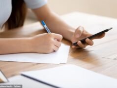 Papai chama a polícia depois que a escola de Londres impede as crianças de trazerem telefones celulares – mas o diretor quer a proibição em todo o país e diz que os alunos do ensino fundamental são viciados em pornografia