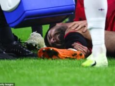 O astro de 24 anos da Premier League começou a chorar ao ser carregado em uma maca durante a vitória da Inglaterra sobre a Albânia.