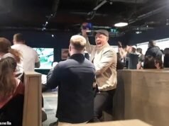 Torcedores da República da Irlanda comemoram no aeroporto de Dublin depois que o gol da vitória de Troy Parrott, aos 96 minutos, selou sua vaga no play-off da Copa do Mundo