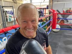 Uma das lendas do futebol mais amadas da Austrália foi alvo de diversas acusações após supostamente agredir a polícia do lado de fora de um pub.