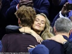 Janicz Cena comemora com a namorada modelo enquanto o italiano dominante vence Carlos Alcaraz na final do ATP – antes de enfrentar os rumores de noivado