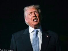 Trump ataca repórter enquanto defende Tucker Carlson e Nick Fuentes relembra o jantar: ‘Kanye o trouxe’