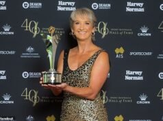 Momento emocionante A lenda do surf australiano começa a chorar após receber uma grande homenagem