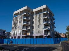 Fúria sobre os planos do conselho trabalhista de demolir 53 casas quase concluídas