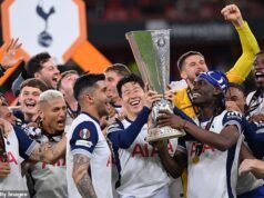 O Tottenham planeja acionar uma opção de um ano para estender o contrato do pária do meio-campo – se não conseguirem vendê-lo em janeiro