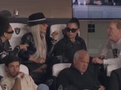 O proprietário dos Raiders, Mark Davis, foi flagrado com um trio de mulheres deslumbrantes no camarote VIP durante o jogo dos Cowboys