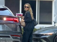 A grávida Anna Kournikova faz o papel de barista enquanto dirige o café da família em um supercarro Porsche de US$ 105 mil
