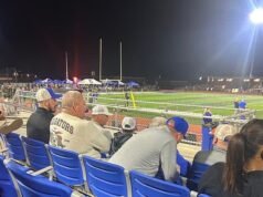 ‘Comportamento estranho’ ou ‘nada mais americano’? A imagem viral de homens adultos em um jogo de futebol americano do ensino médio divide os fãs… então, de que lado você está?