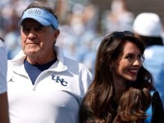 Bill Belichick, 73, interpreta o namorado amoroso de Jordan Hudson, 24, fazendo sua estreia na torcida na Carolina do Norte