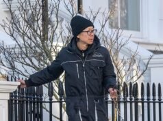 Finalmente desliguei! O mastim gigante que quase atacou Jack Russell Maud, filho da rainha, foi visto com uma gaiola protetora sobre a mandíbula enquanto ele saía para passear.