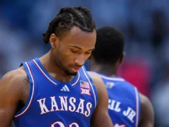 O calouro estrela do Kansas, Darin Peterson, está de fora contra Duke devido a uma lesão no tendão da coxa