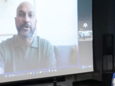 Keegan-Michael Key fala com os Panthers após a penalidade de bomba de Dowdle