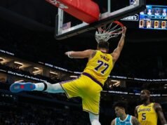 Companheiros do Lakers zombam de Luka Doncic após rara enterrada