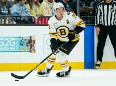 Charlie McAvoy, do Bruins, sai após ser atingido no rosto por um tapa