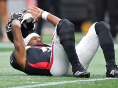 Michael Penix Jr., dos Falcons, está lesionado no joelho direito