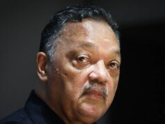 Reverendo Jesse Jackson em aparelhos de suporte vital após ser internado no hospital