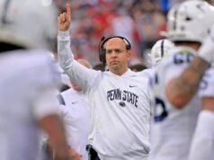 Classificando 2.025 contratações de treinadores de futebol universitário