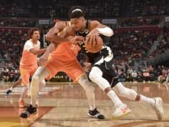 Giannis Antetokounmpo deixou o jogo Bucks x Cavs com uma lesão na virilha