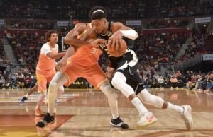 Giannis Antetokounmpo deixou o jogo Bucks x Cavs com uma lesão na virilha