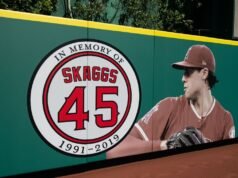 Mãe de Skaggs: sabia do vício do filho; Não perguntado pelos anjos